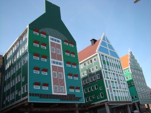 Zaandam stadhuis by Arch - Eigen werk. Licensed under Publiek domein via Wikimedia Commons - https://commons.wikimedia.org/wiki/File:Zaandam_stadhuis